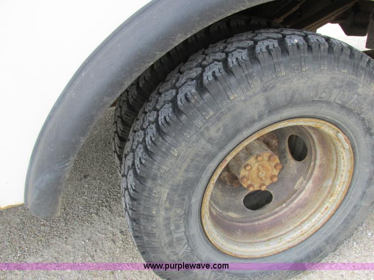 image for item I8952 1990 Ford F450 Super Duty XL utility truck