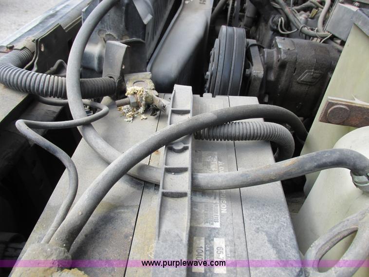 image for item I8952 1990 Ford F450 Super Duty XL utility truck