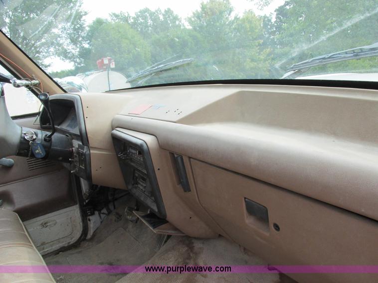 image for item I8952 1990 Ford F450 Super Duty XL utility truck