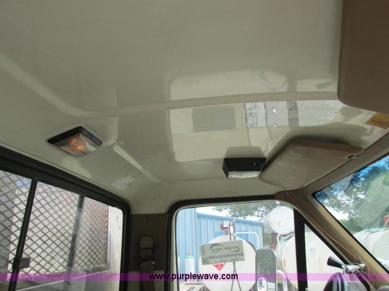 image for item I8952 1990 Ford F450 Super Duty XL utility truck