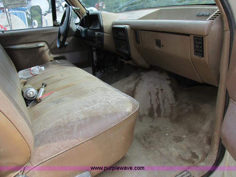 image for item I8952 1990 Ford F450 Super Duty XL utility truck