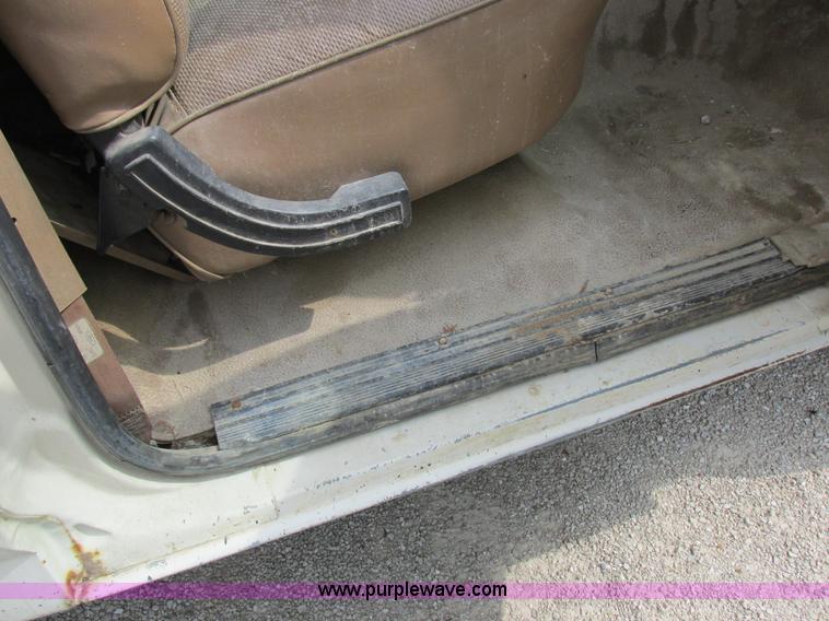 image for item I8952 1990 Ford F450 Super Duty XL utility truck