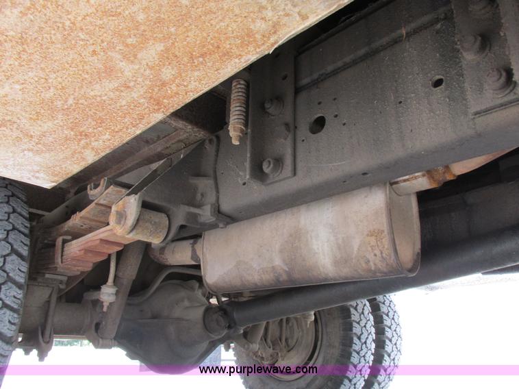 image for item I8952 1990 Ford F450 Super Duty XL utility truck