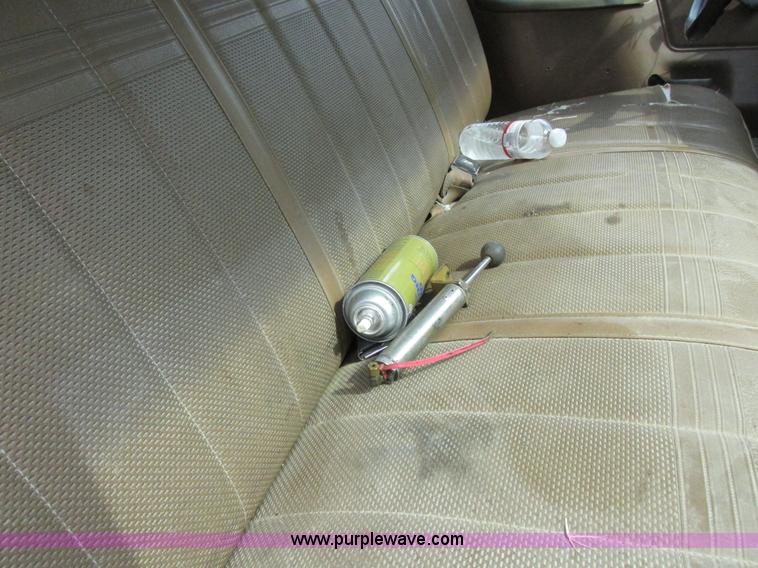 image for item I8952 1990 Ford F450 Super Duty XL utility truck