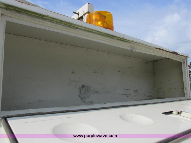 image for item I8952 1990 Ford F450 Super Duty XL utility truck