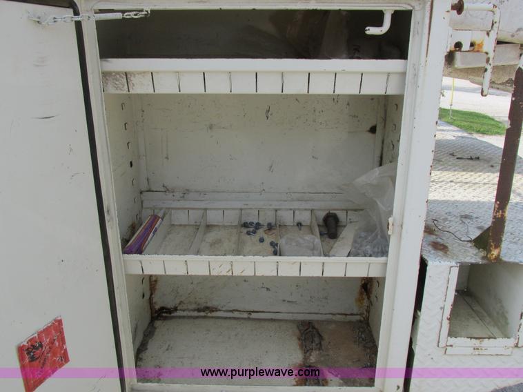 image for item I8952 1990 Ford F450 Super Duty XL utility truck