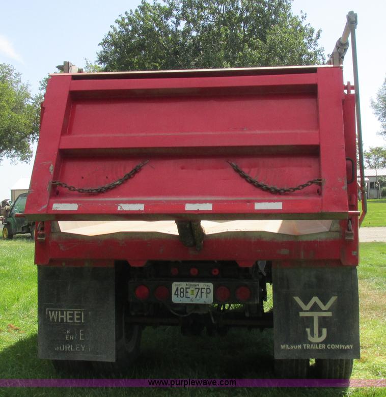 image for item I8969 2000 Wheeler pup trailer