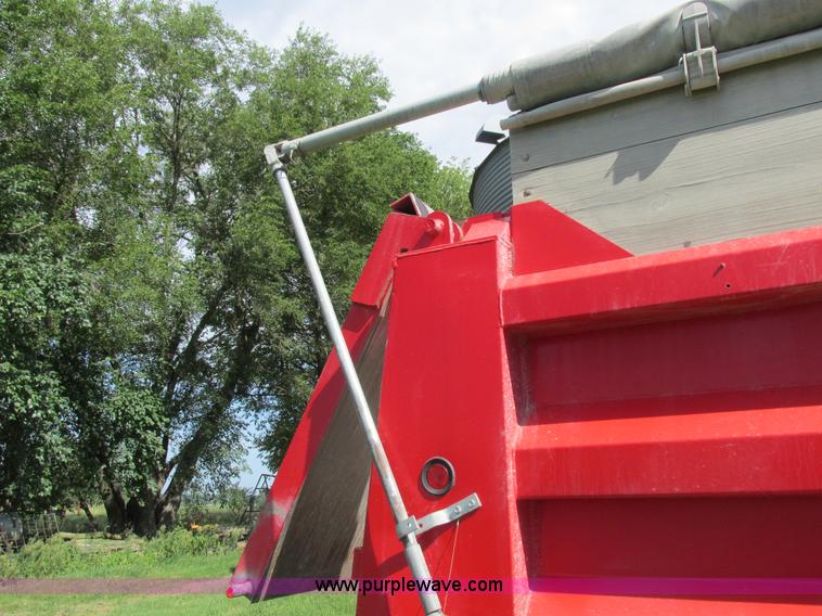 image for item I8969 2000 Wheeler pup trailer