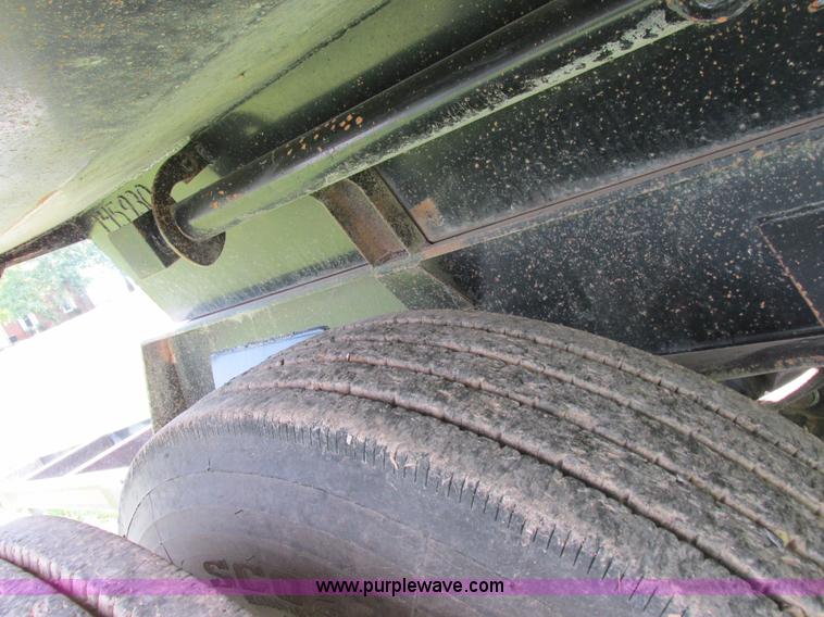 image for item I8969 2000 Wheeler pup trailer