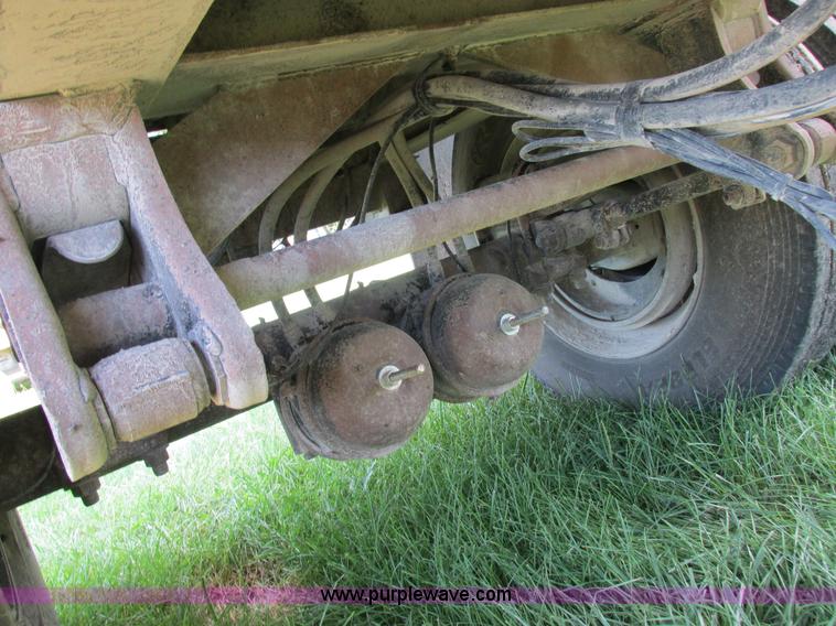 image for item I8969 2000 Wheeler pup trailer