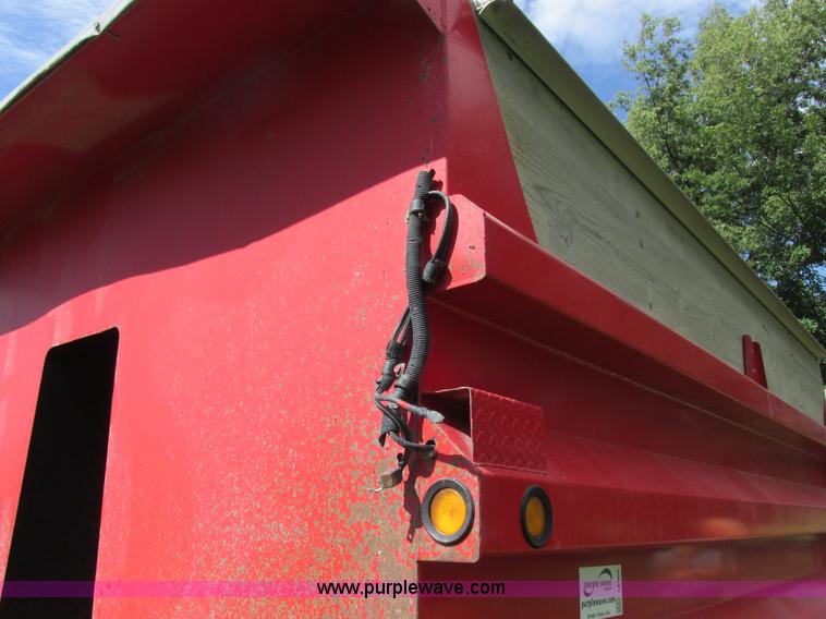 image for item I8969 2000 Wheeler pup trailer