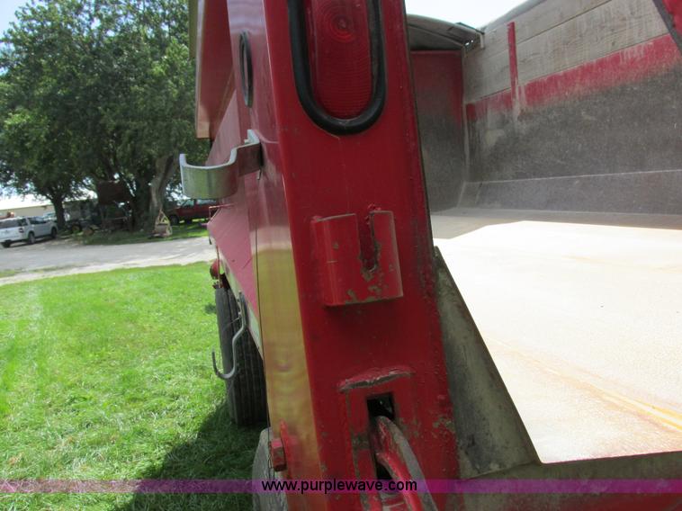 image for item I8969 2000 Wheeler pup trailer