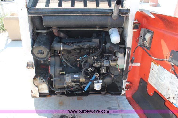 image for item J2031 2001 Bobcat 753G skid steer