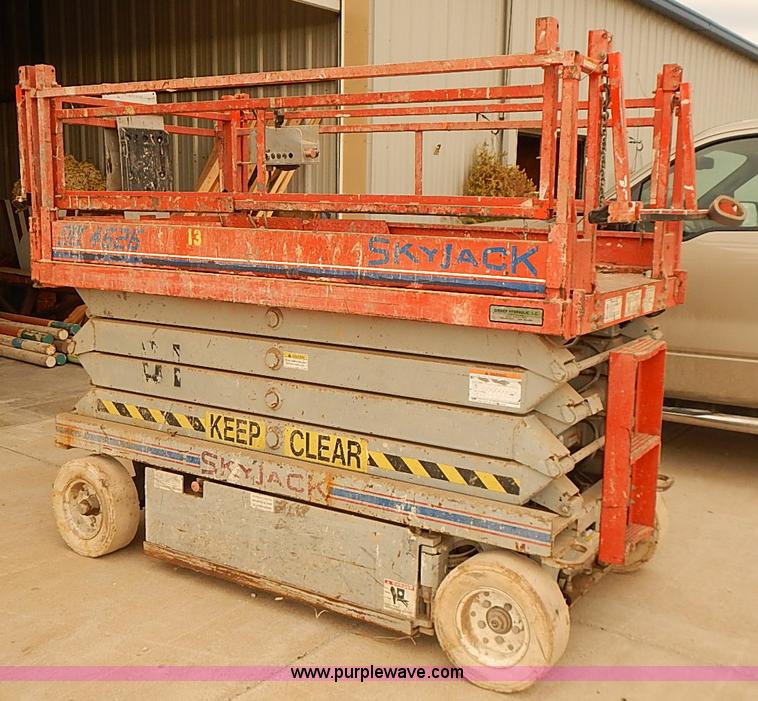 image for item J3105 1999 Skyjack III 4626 scissor lift