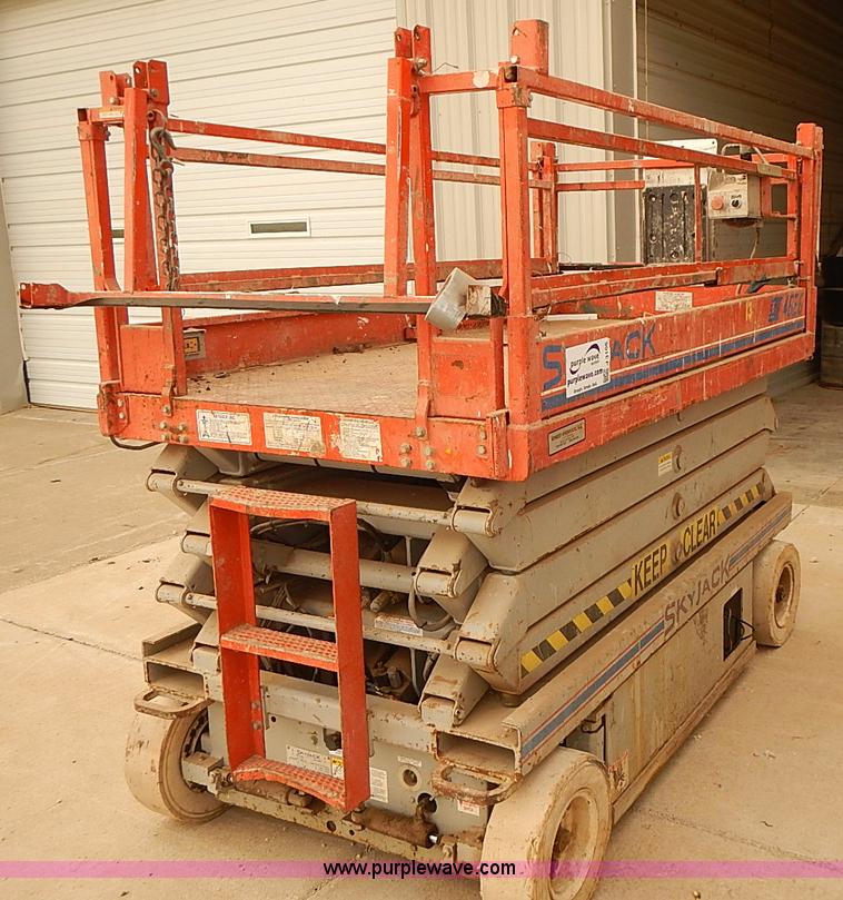 image for item J3105 1999 Skyjack III 4626 scissor lift