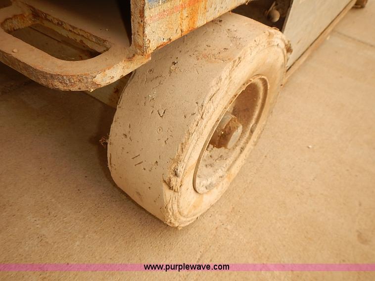 image for item J3105 1999 Skyjack III 4626 scissor lift