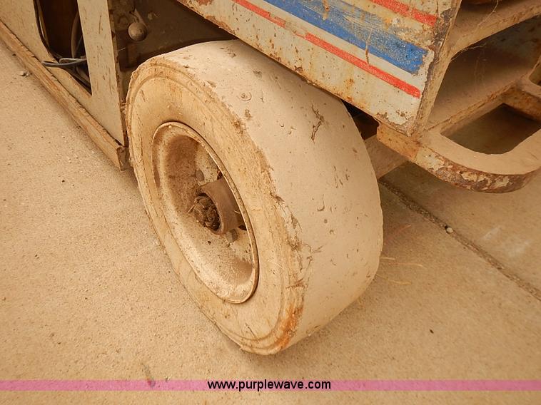 image for item J3105 1999 Skyjack III 4626 scissor lift