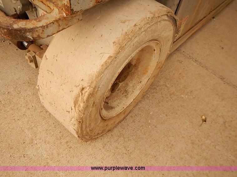 image for item J3105 1999 Skyjack III 4626 scissor lift