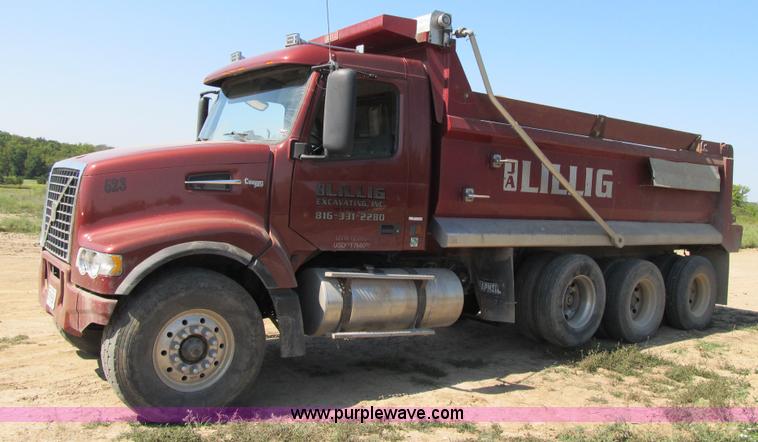image for item Z9128 2002 Volvo VHD64F triple axle dump truck