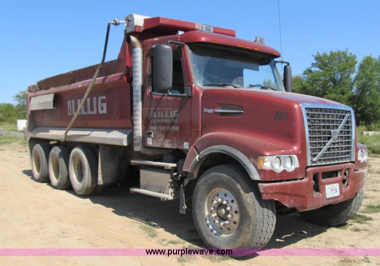 image for item Z9128 2002 Volvo VHD64F triple axle dump truck