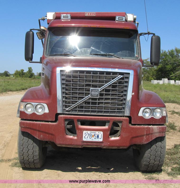 image for item Z9128 2002 Volvo VHD64F triple axle dump truck
