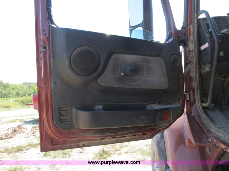 image for item Z9128 2002 Volvo VHD64F triple axle dump truck