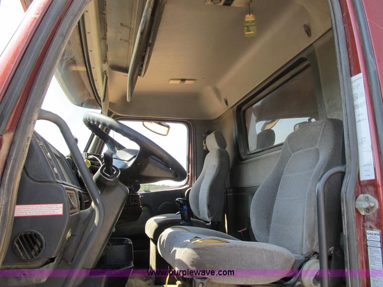 image for item Z9128 2002 Volvo VHD64F triple axle dump truck