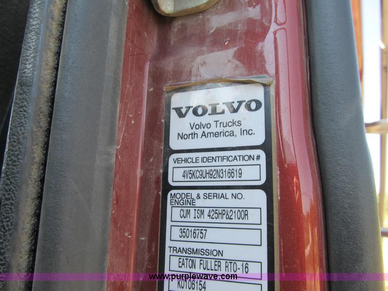 image for item Z9128 2002 Volvo VHD64F triple axle dump truck