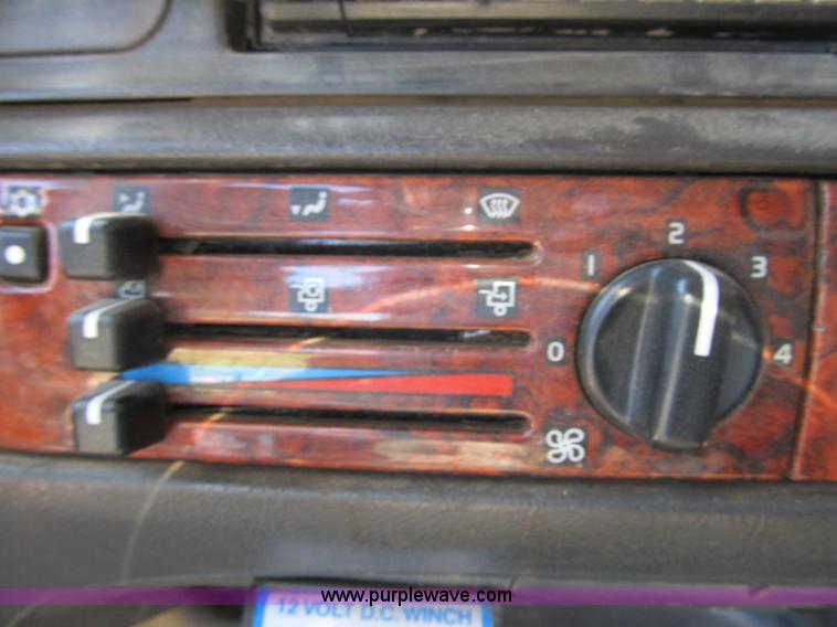 image for item Z9128 2002 Volvo VHD64F triple axle dump truck