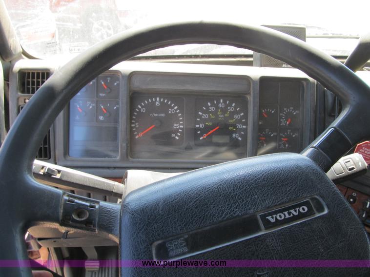 image for item Z9128 2002 Volvo VHD64F triple axle dump truck