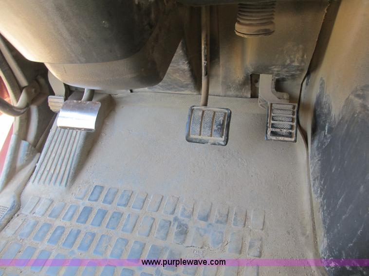 image for item Z9128 2002 Volvo VHD64F triple axle dump truck