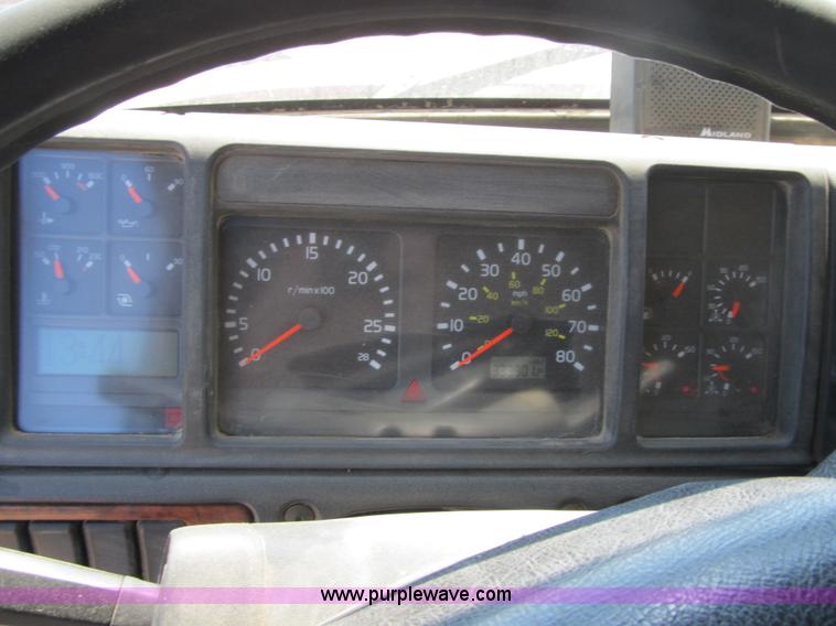 image for item Z9128 2002 Volvo VHD64F triple axle dump truck