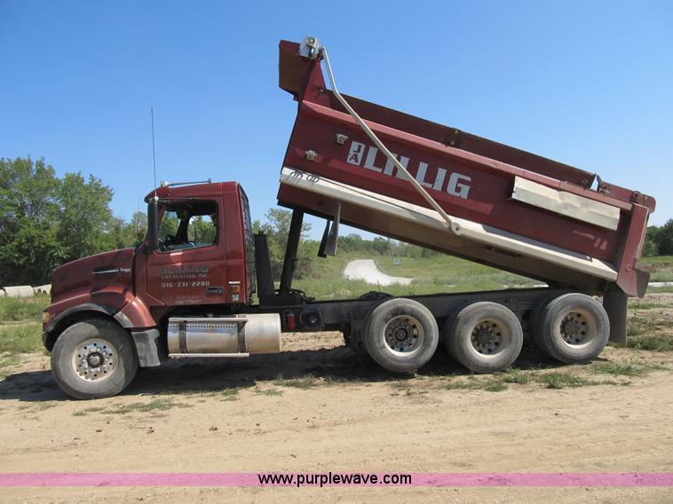 image for item Z9128 2002 Volvo VHD64F triple axle dump truck