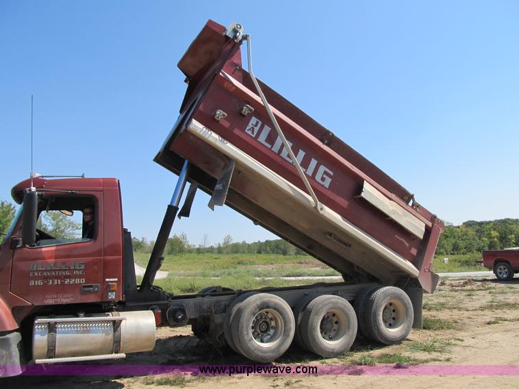 image for item Z9128 2002 Volvo VHD64F triple axle dump truck