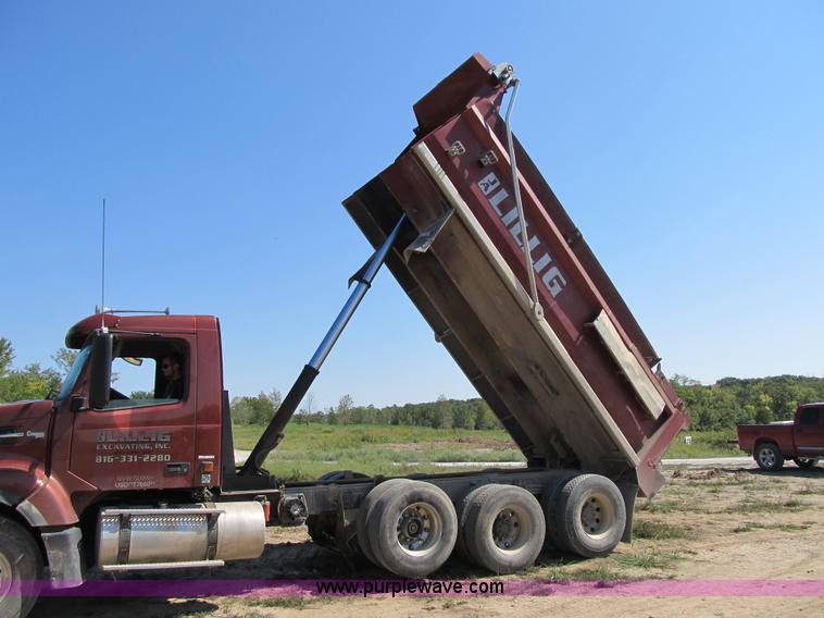 image for item Z9128 2002 Volvo VHD64F triple axle dump truck