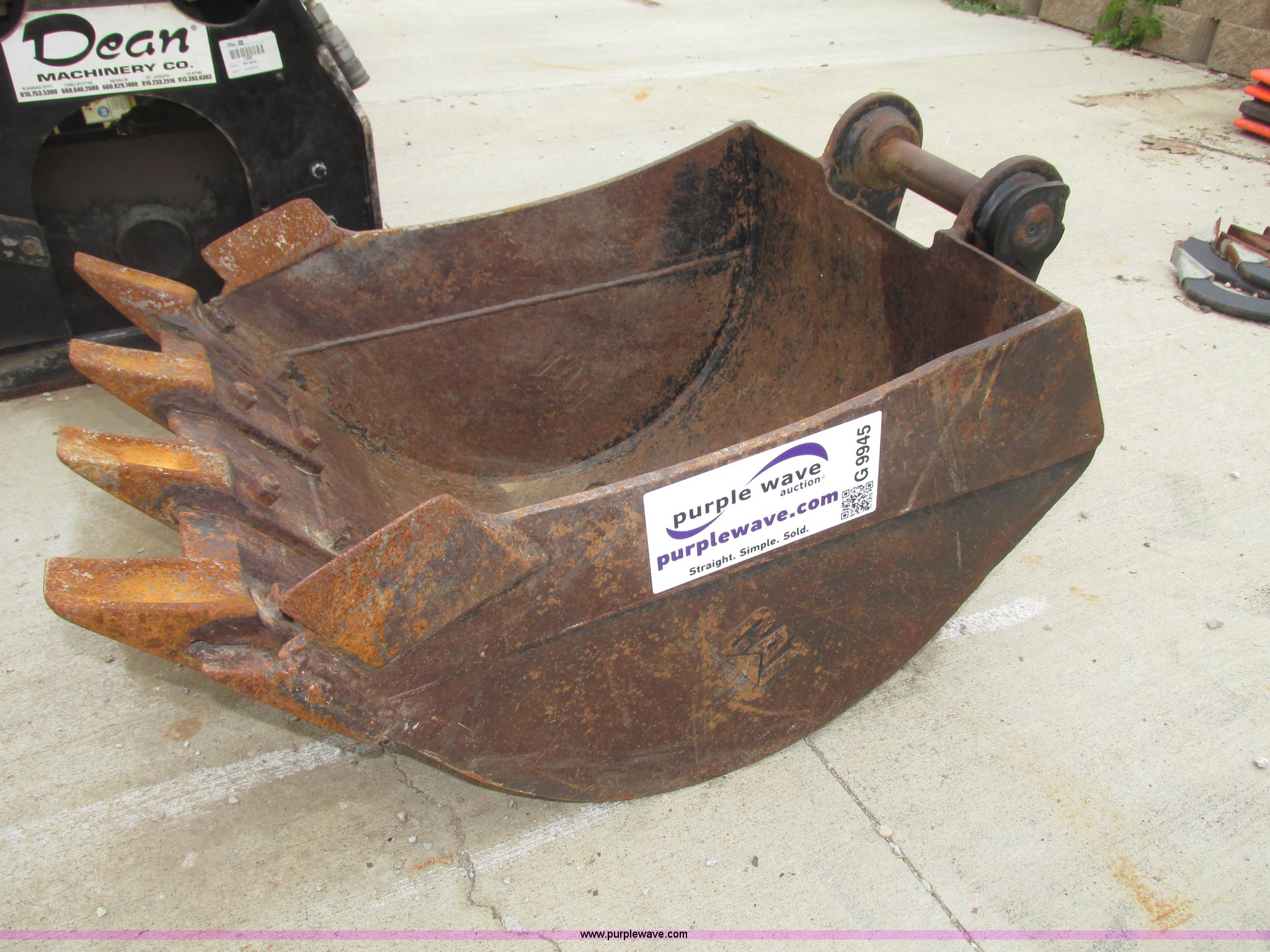 Caterpillar 23"W four tooth excavator bucket in Falls City, NE Item