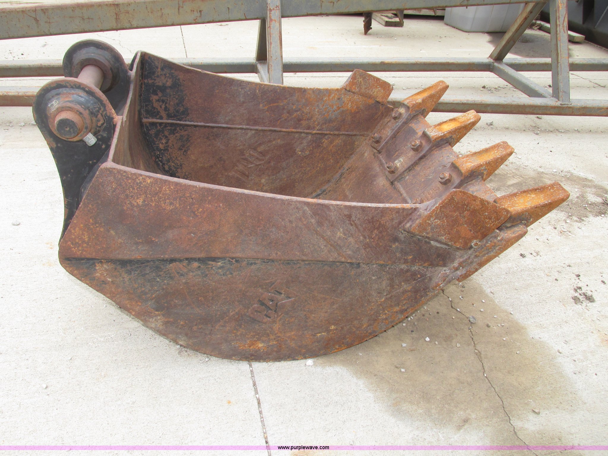 Caterpillar 23"W four tooth excavator bucket in Falls City, NE Item