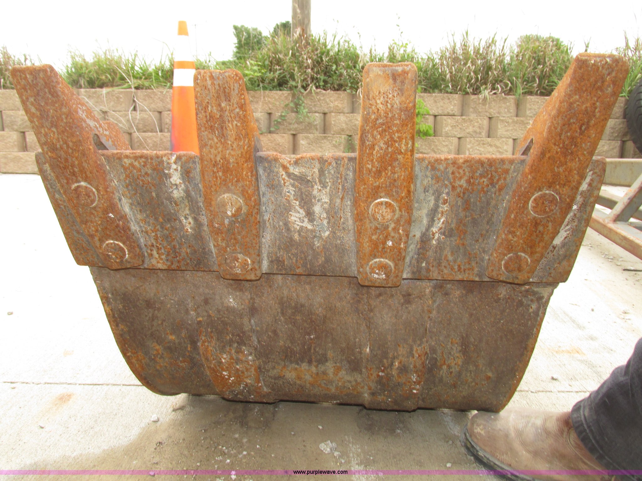 Caterpillar 23"W four tooth excavator bucket in Falls City, NE Item