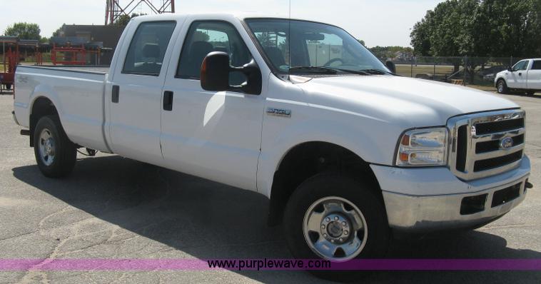 image for item E7930 2006 Ford F250 Super Duty XLT Crew Cab pickup truck