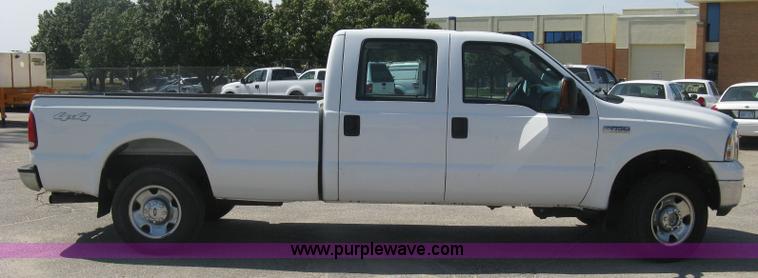 image for item E7930 2006 Ford F250 Super Duty XLT Crew Cab pickup truck