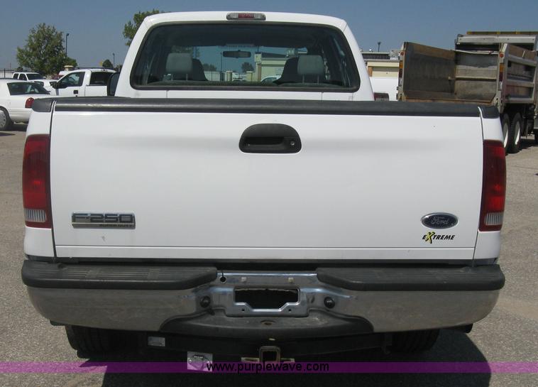 image for item E7930 2006 Ford F250 Super Duty XLT Crew Cab pickup truck