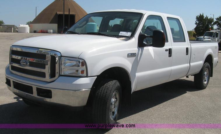 image for item E7930 2006 Ford F250 Super Duty XLT Crew Cab pickup truck
