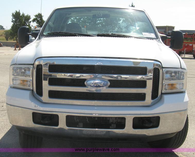 image for item E7930 2006 Ford F250 Super Duty XLT Crew Cab pickup truck