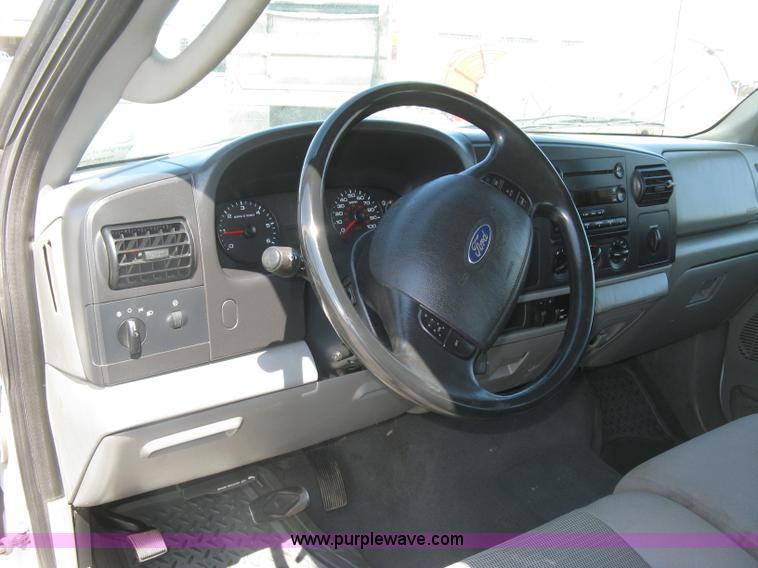 image for item E7930 2006 Ford F250 Super Duty XLT Crew Cab pickup truck