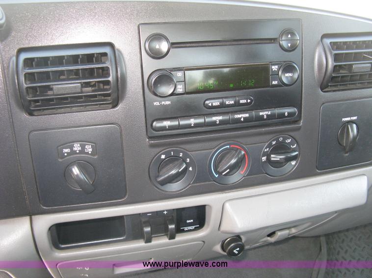 image for item E7930 2006 Ford F250 Super Duty XLT Crew Cab pickup truck