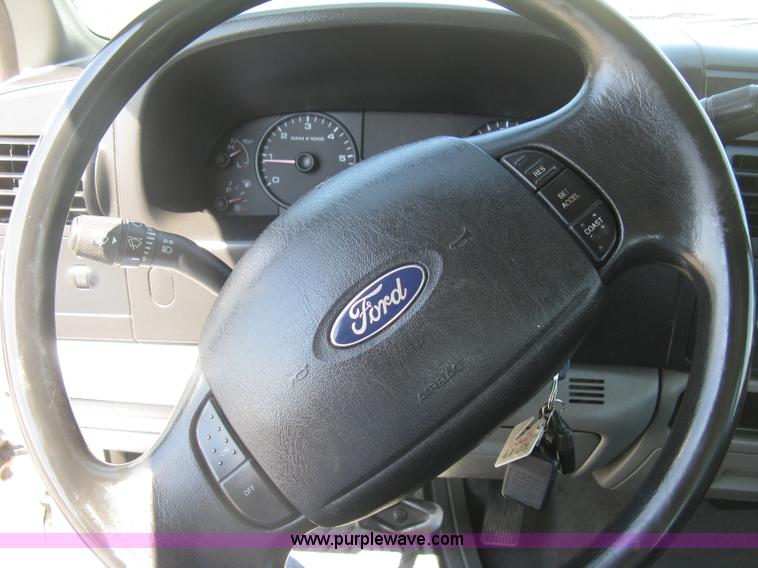 image for item E7930 2006 Ford F250 Super Duty XLT Crew Cab pickup truck