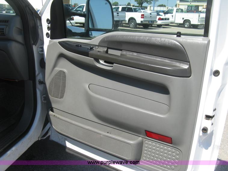 image for item E7930 2006 Ford F250 Super Duty XLT Crew Cab pickup truck