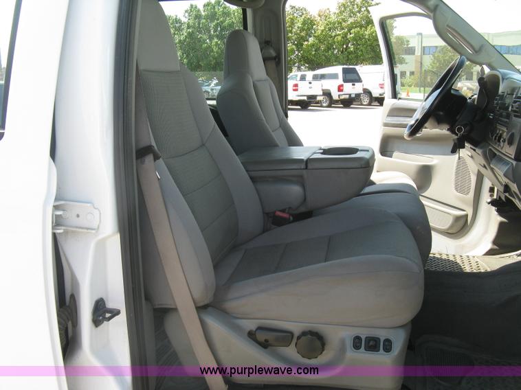 image for item E7930 2006 Ford F250 Super Duty XLT Crew Cab pickup truck