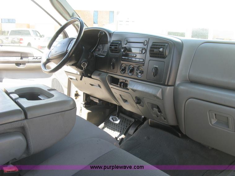 image for item E7930 2006 Ford F250 Super Duty XLT Crew Cab pickup truck