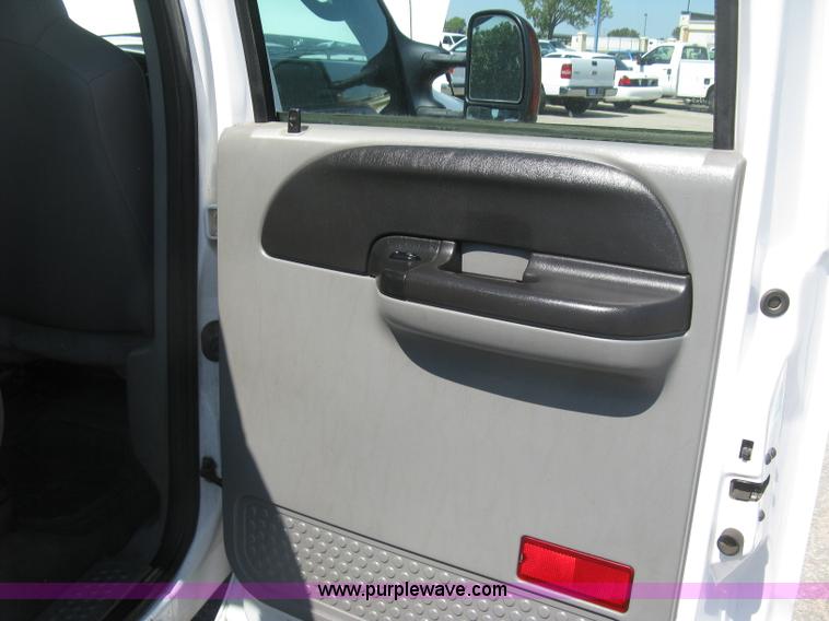 image for item E7930 2006 Ford F250 Super Duty XLT Crew Cab pickup truck
